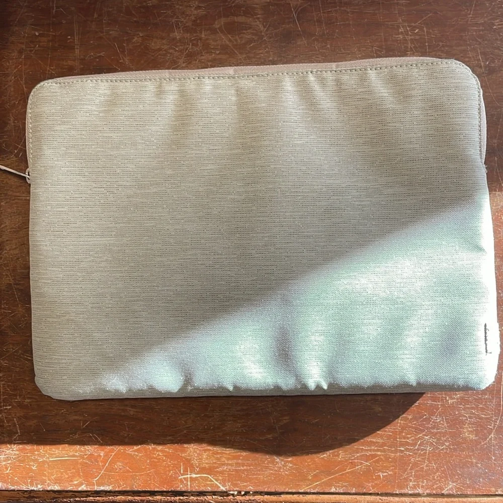 Incase 13’ Padded Laptop Case - Picture 2 of 5